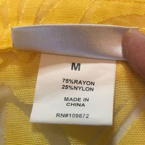 CW Classic Woman’s Top Size Medium - Picture 4 of 6